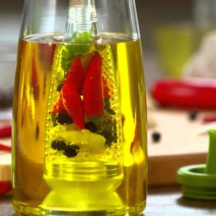 Recipient pentru ulei cu infuzor pentru condimente Tescoma VITAMINO,Metallic Line, 250 ml, 250 ml