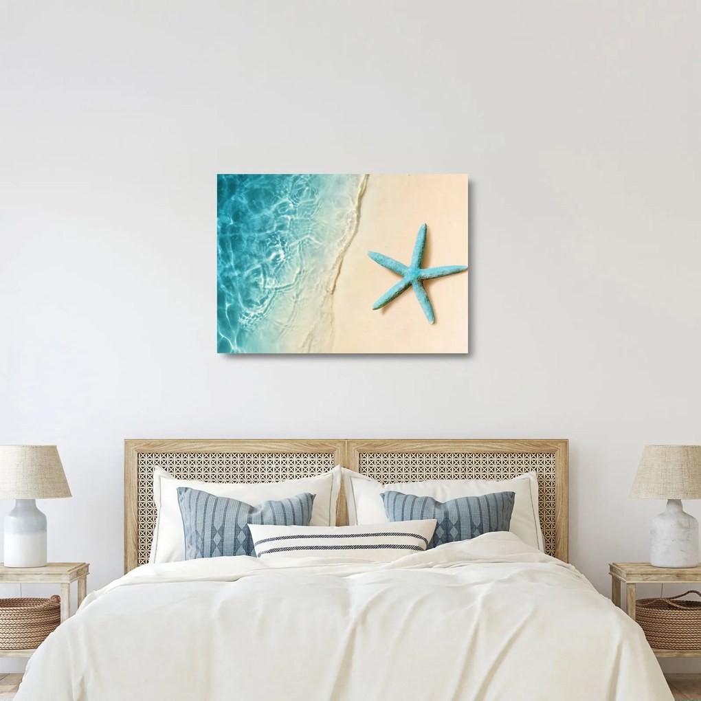 Tablou pe sticlă - Stea de mare pe plajă (70x50 cm)