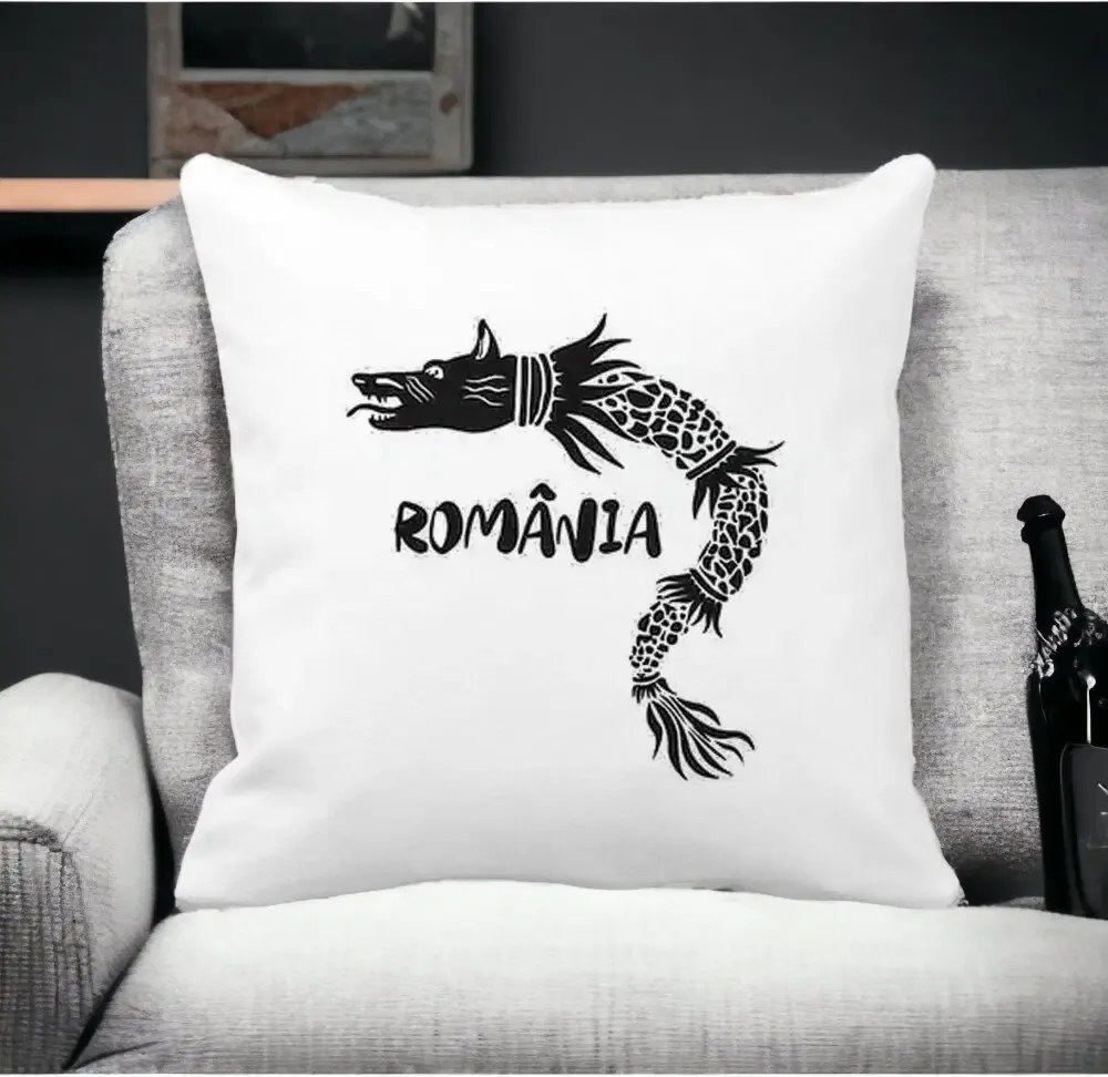 Perna Personalizata Patrata Lup Dacic Romania, 40x40 cm, Alba Mata, Husa Detasabila, Perna Inclusa, BEKZ®