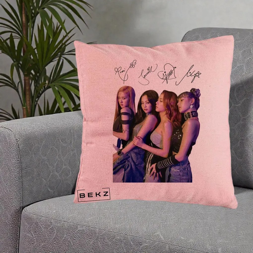 Perna Personalizata K-pop BLACKPINK Fotografie Grup Autografe Deasupra, 40x40 cm, Roz, Husa Detasabila, Perna Inclusa, BEKZ®