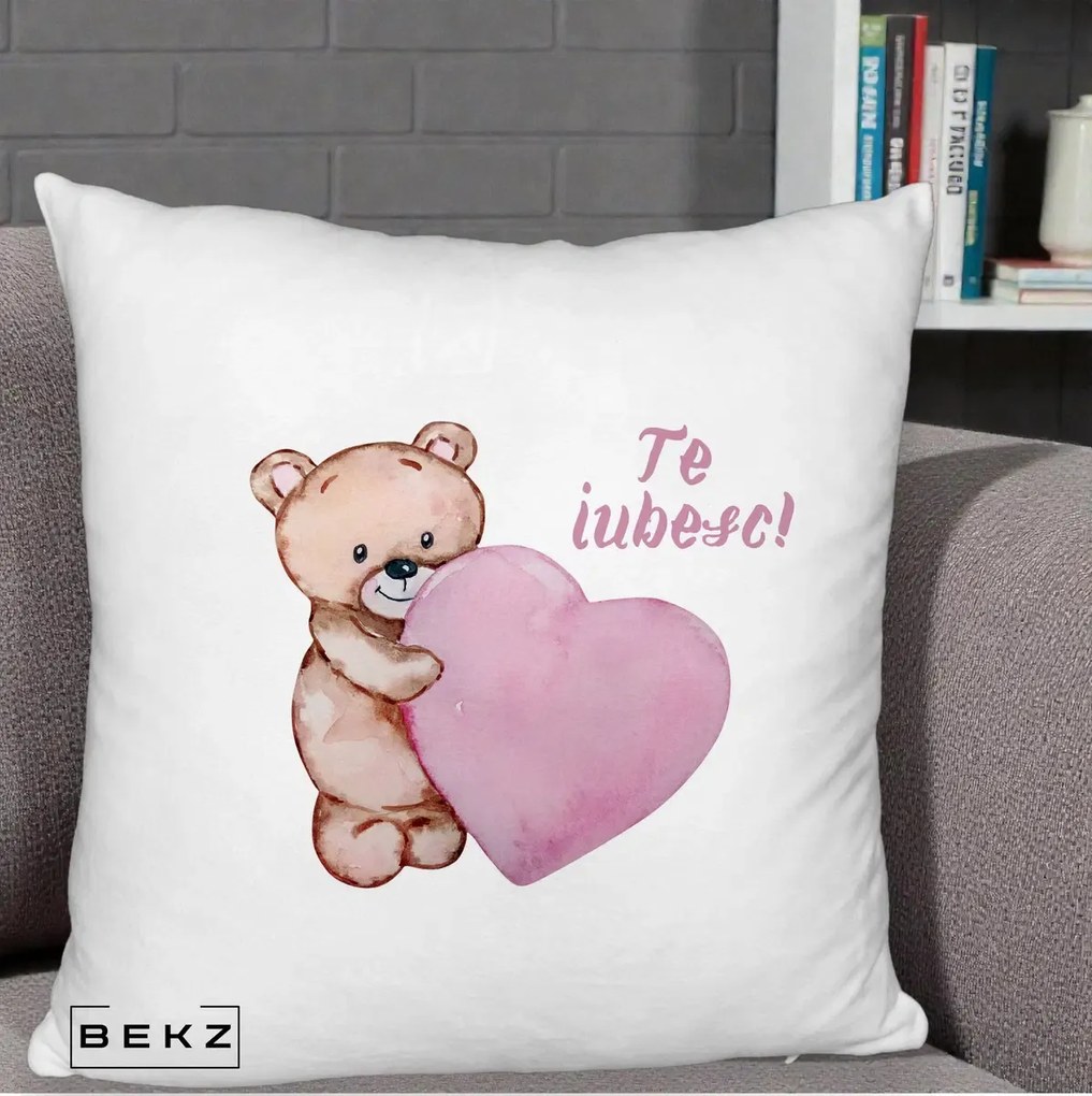 Cadou Romantic - Perna Personalizata Te Iubesc Ursulet cu Inima Roz Acuarela, 40x40 cm, Alb Pufos, Husa Detasabila, Perna Inclusa, BEKZ®