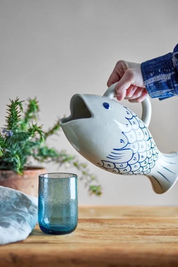 Carafa din ceramică natur în formă de pește cu solzi marini pictați manual albastru, 13×17,5 cm, "Eimy"