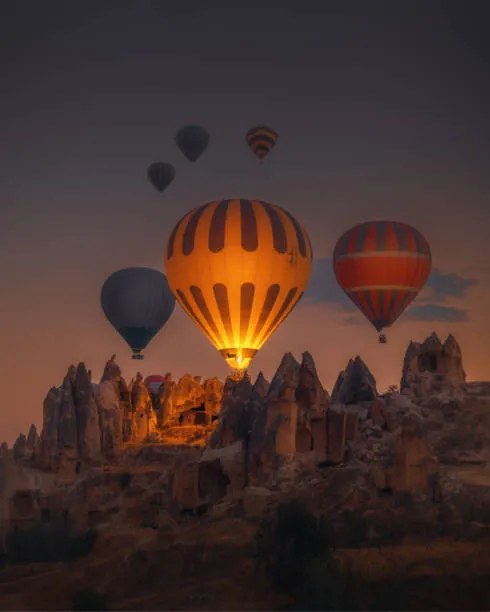 Fotografie Hot Air balloons flying over rock, serts