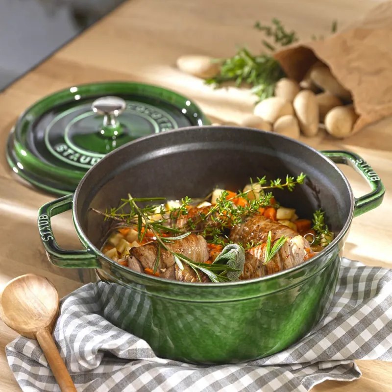 Oala din fonta Staub La Cocotte 40509-361-0, 6,7 l, 28 cm, de la -20°C pana la 260 °C, Emailata, Capac cu structura anti-picaturi, Toate plitele inclusiv inductie, Verde
