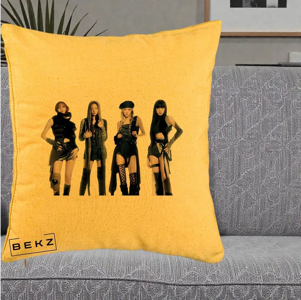 Perna Personalizata K-pop BLACKPINK Tinute Negre Elegante Grup, 40x40 cm, Galben, Husa Detasabila, Perna Inclusa, BEKZ®