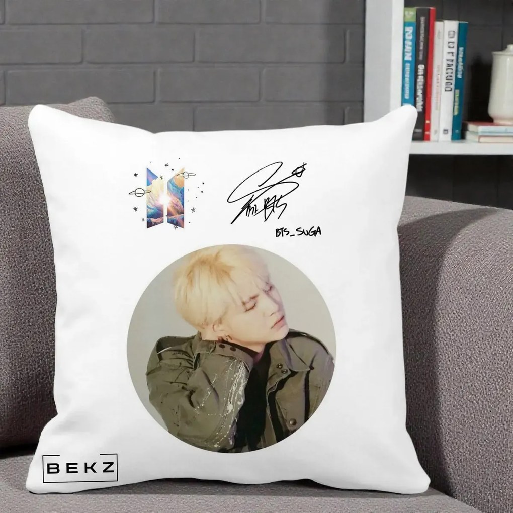 Perna Personalizata K-pop BTS Suga Portret cu Autograf, 40x40 cm, Alba Mata, Husa Detasabila, Perna Inclusa, BEKZ®