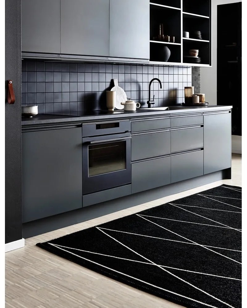 Covor tip traversă pentru interior și exterior negru 70x320 cm Max Black – Pappelina