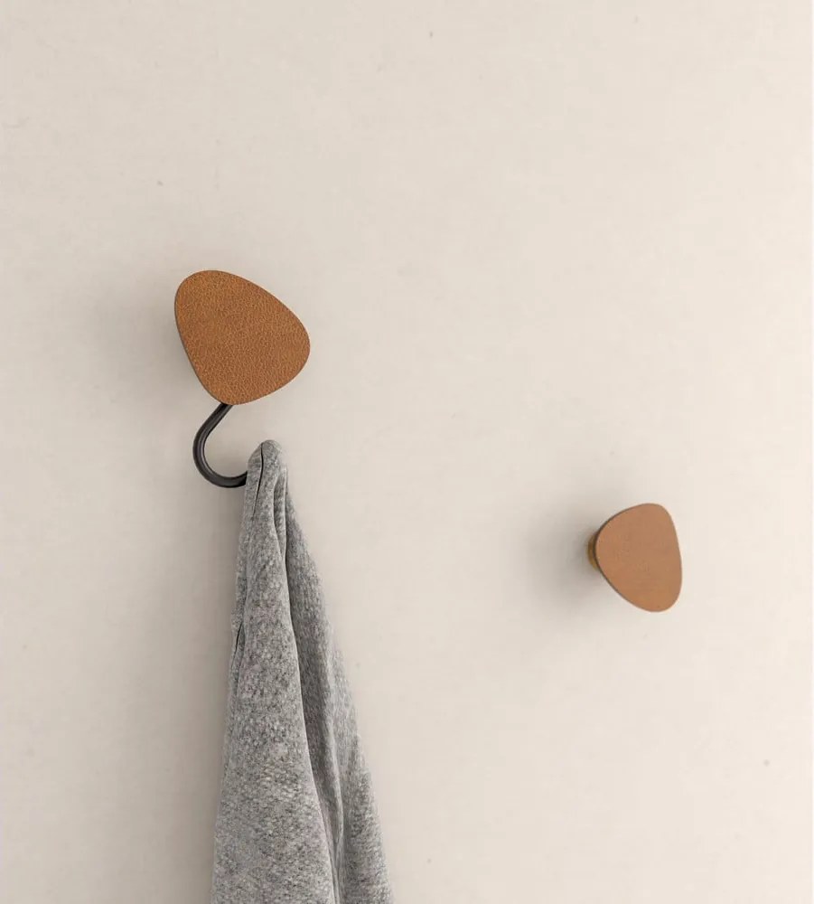 Cârlig maro coniac de montat pe perete din oțel Dot S Bull – LIND DNA