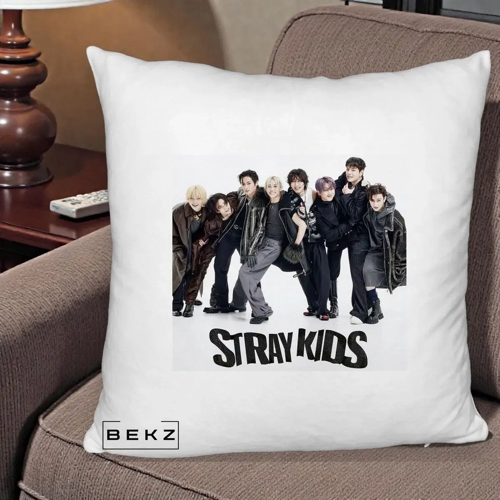 Perna Personalizata K-pop Stray Kids Outfit Negru, 40x40 cm, Alb Pufos, Husa Detasabila, Perna Inclusa, BEKZ®