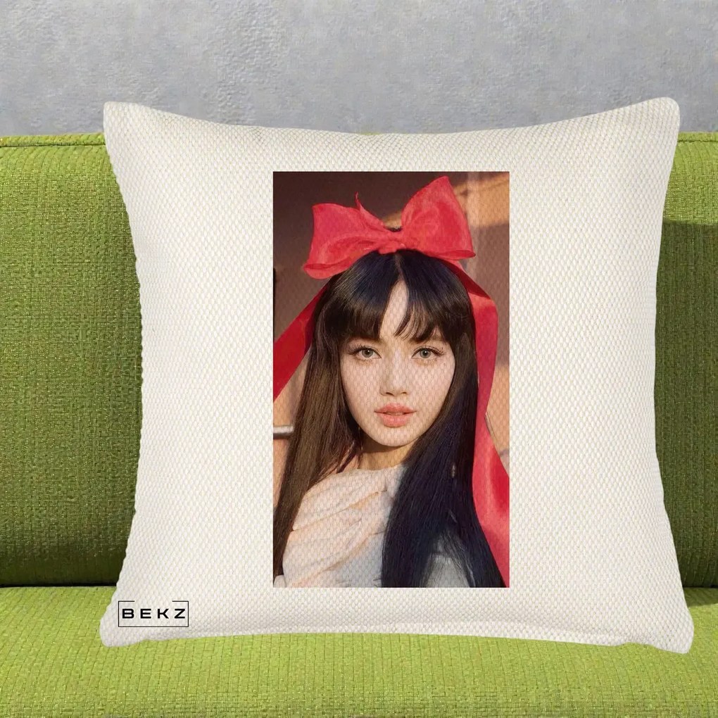 Perna Personalizata K-pop BLACKPINK Rose cu Funda Rosie, 40x40 cm, Crem Reliefat, Husa Detasabila, Perna Inclusa, BEKZ®