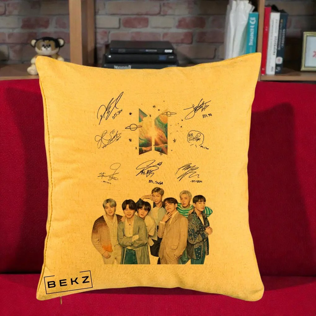 Perna Personalizata K-pop BTS Autografe Toti Membrii Fotografie, 40x40 cm, Galben, Husa Detasabila, Perna Inclusa, BEKZ®