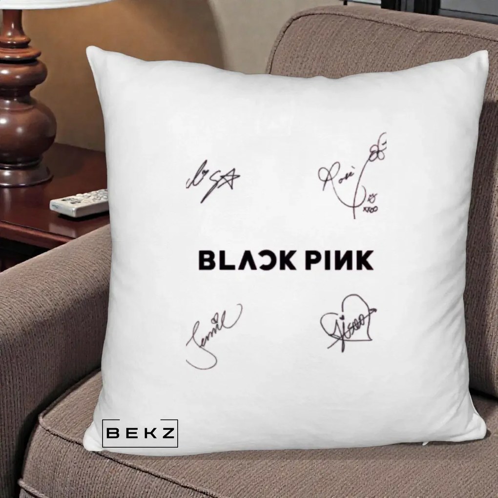 Perna Personalizata K-pop BLACKPINK Tinute Negre Grup Simplu, 40x40 cm, Alb Pufos, Husa Detasabila, Perna Inclusa, BEKZ®