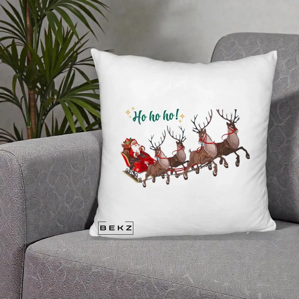 Perna Decorativa Ho Ho Ho Mos Craciun cu Sanie si Reni, 40x40 cm, Alb Pufos, Husa Detasabila, Perna Inclusa, BEKZ®