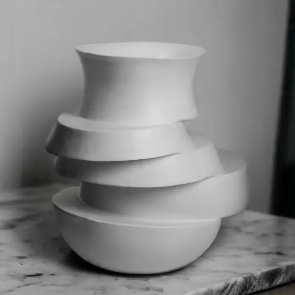 Vază din rășină, albă, 38x33x36 cm