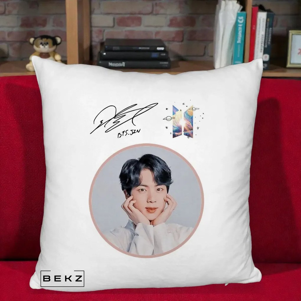 Perna Personalizata K-pop BTS Jin Portret cu Autograf, 40x40 cm, Alb Pufos, Husa Detasabila, Perna Inclusa, BEKZ®
