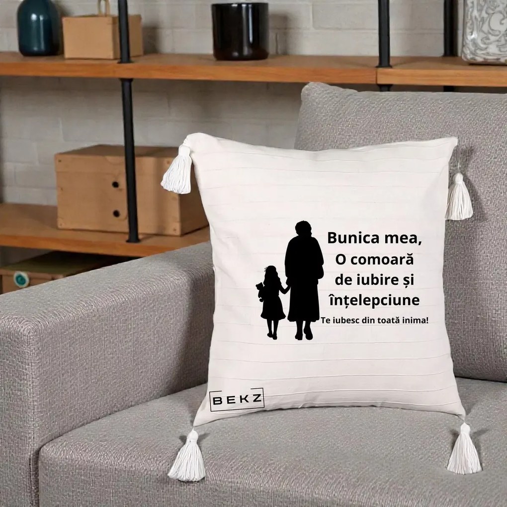 Cadou pentru Bunica - Perna Personalizata Bunica Mea Comoara Iubire Intelepciune Silueta, 40x40 cm, Bej cu Franjuri, Husa Detasabila, Perna Inclusa, BEKZ®