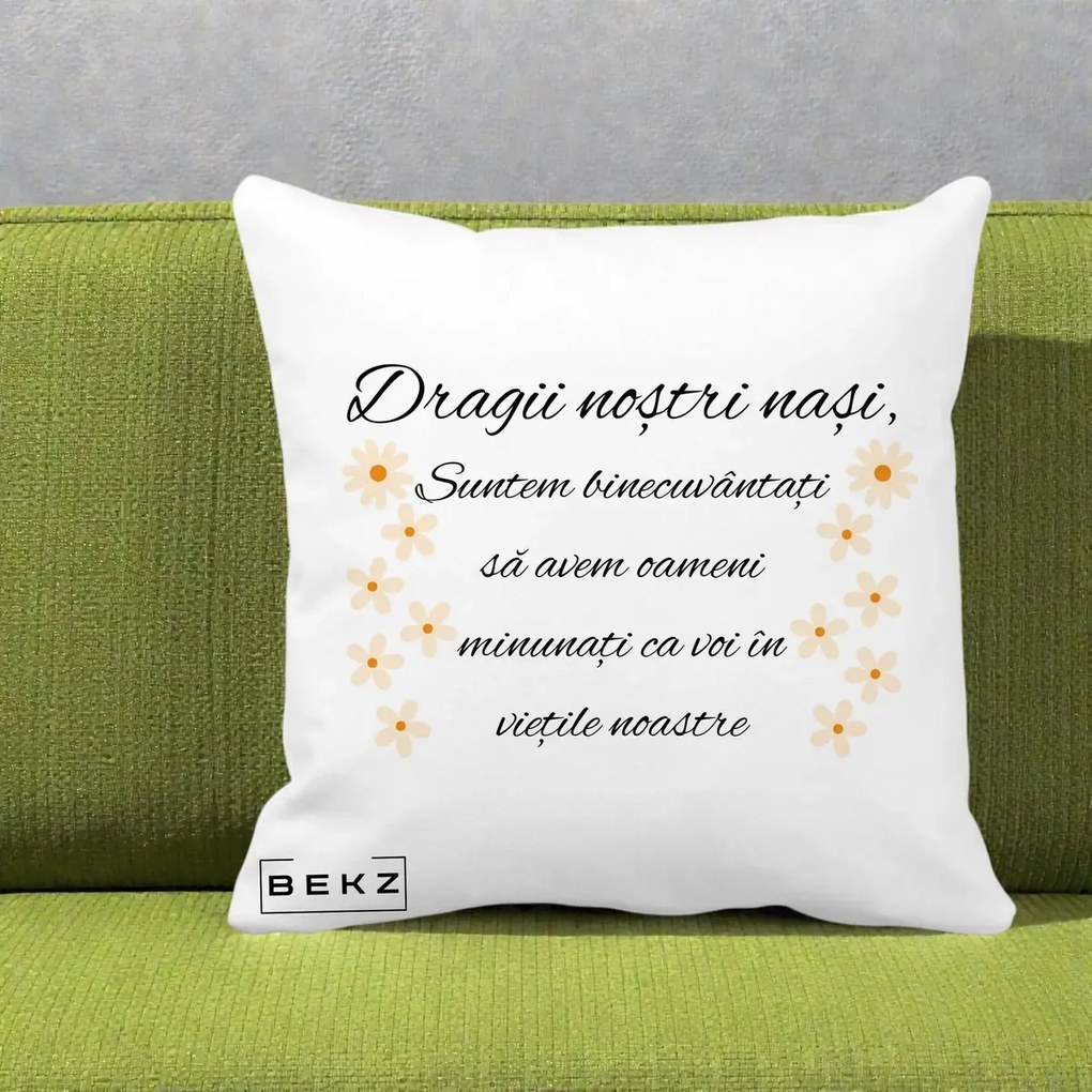 Cadou pentru Nasi - Perna Personalizata Dragii Nostri Nasi Suntem Binecuvantati cu Floricele, 40x40 cm, Alba Mata, Husa Detasabila, Perna Inclusa, BEKZ®
