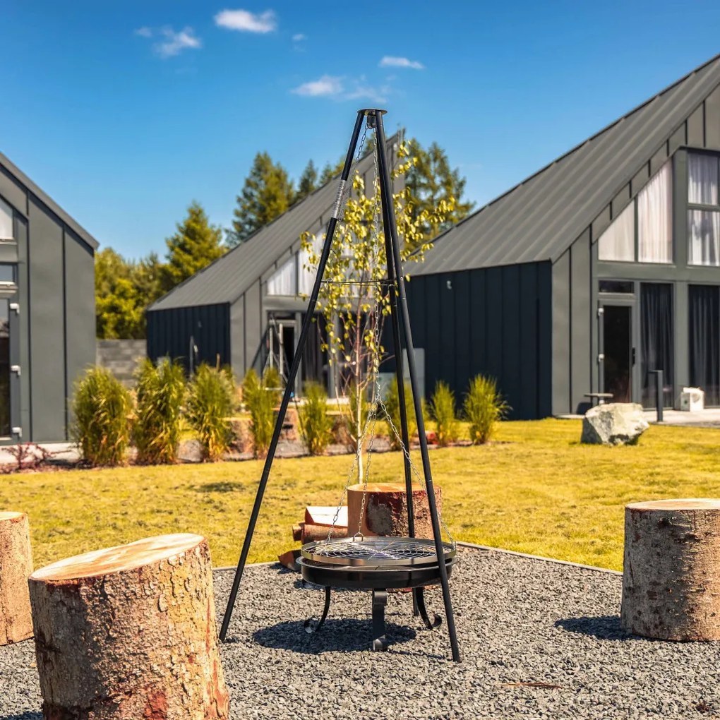 Grilaj suspendat cu trepied, cu focar