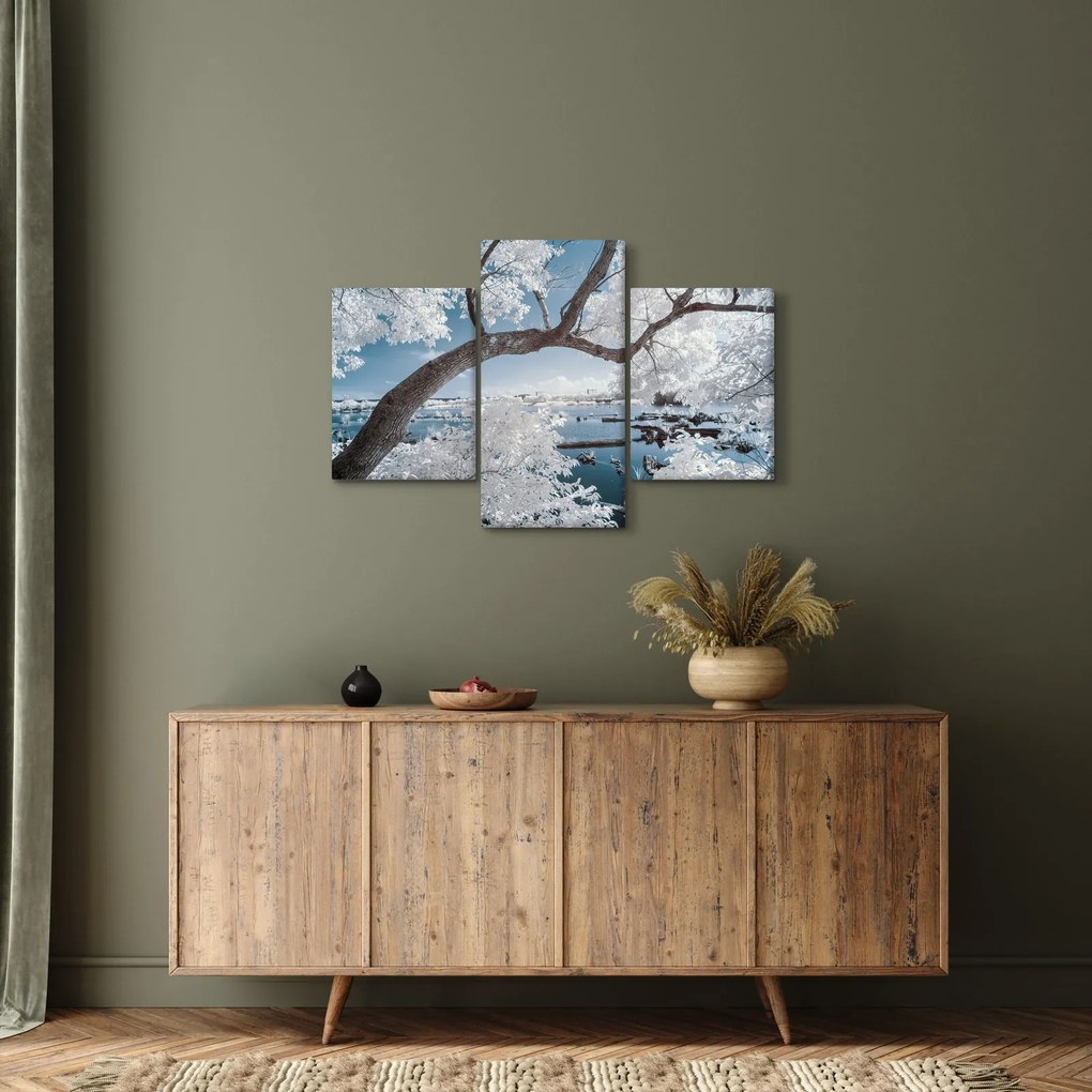 Tablou cu copac înzăpezit lângă apă (90x60 cm)