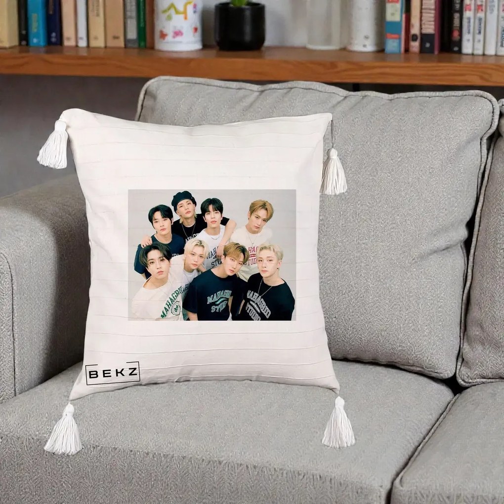 Perna Personalizata K-pop Stray Kids Foto Grup Text, 40x40 cm, Bej cu Franjuri, Husa Detasabila, Perna Inclusa, BEKZ®