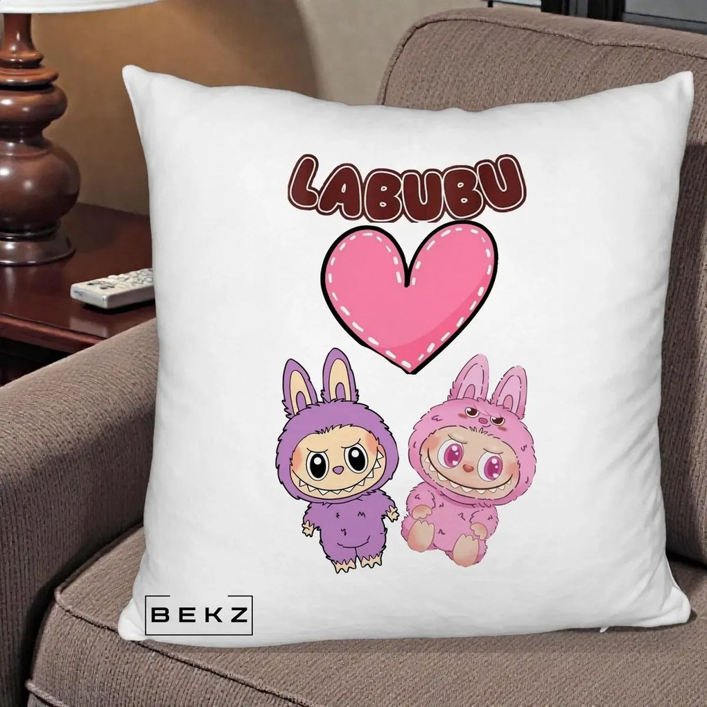Perna Personalizata Labubu Cuplu Inima, 40x40 cm, Alb Pufos, Husa Detasabila, Perna Inclusa, BEKZ®