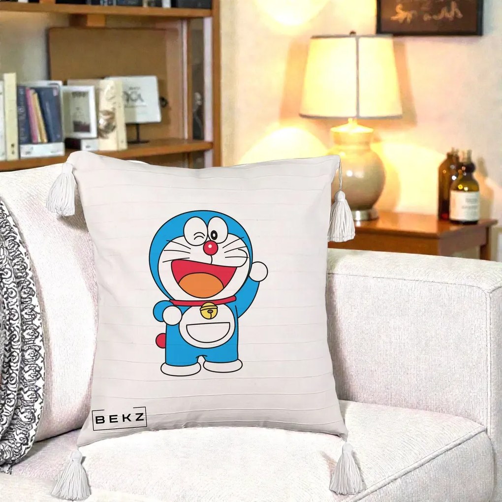 Perna Personalizata Doraemon Salutand, 40x40 cm, Bej cu Franjuri, Husa Detasabila, Perna Inclusa, BEKZ®