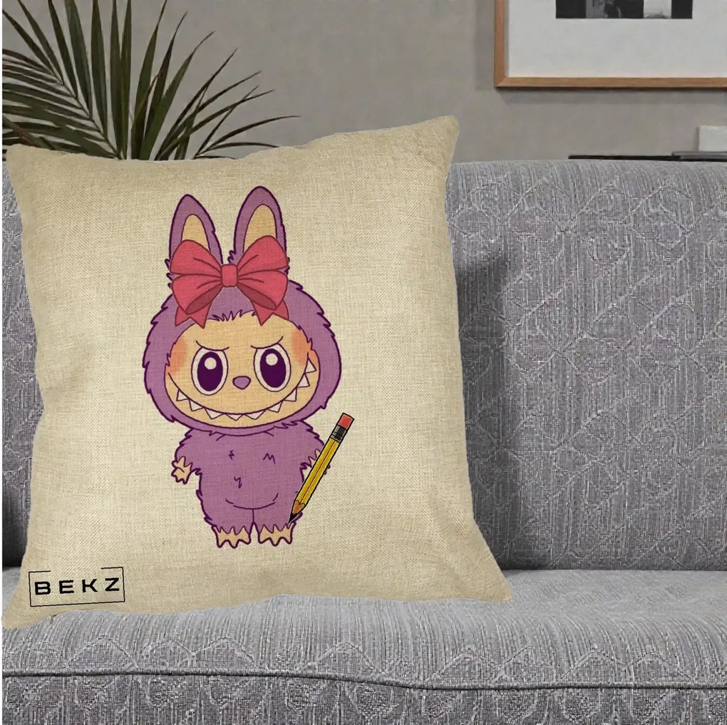Perna Personalizata Labubu Mov cu Funda Rosie si Creion, 40x40 cm, Crem, Husa Detasabila, Perna Inclusa, BEKZ®