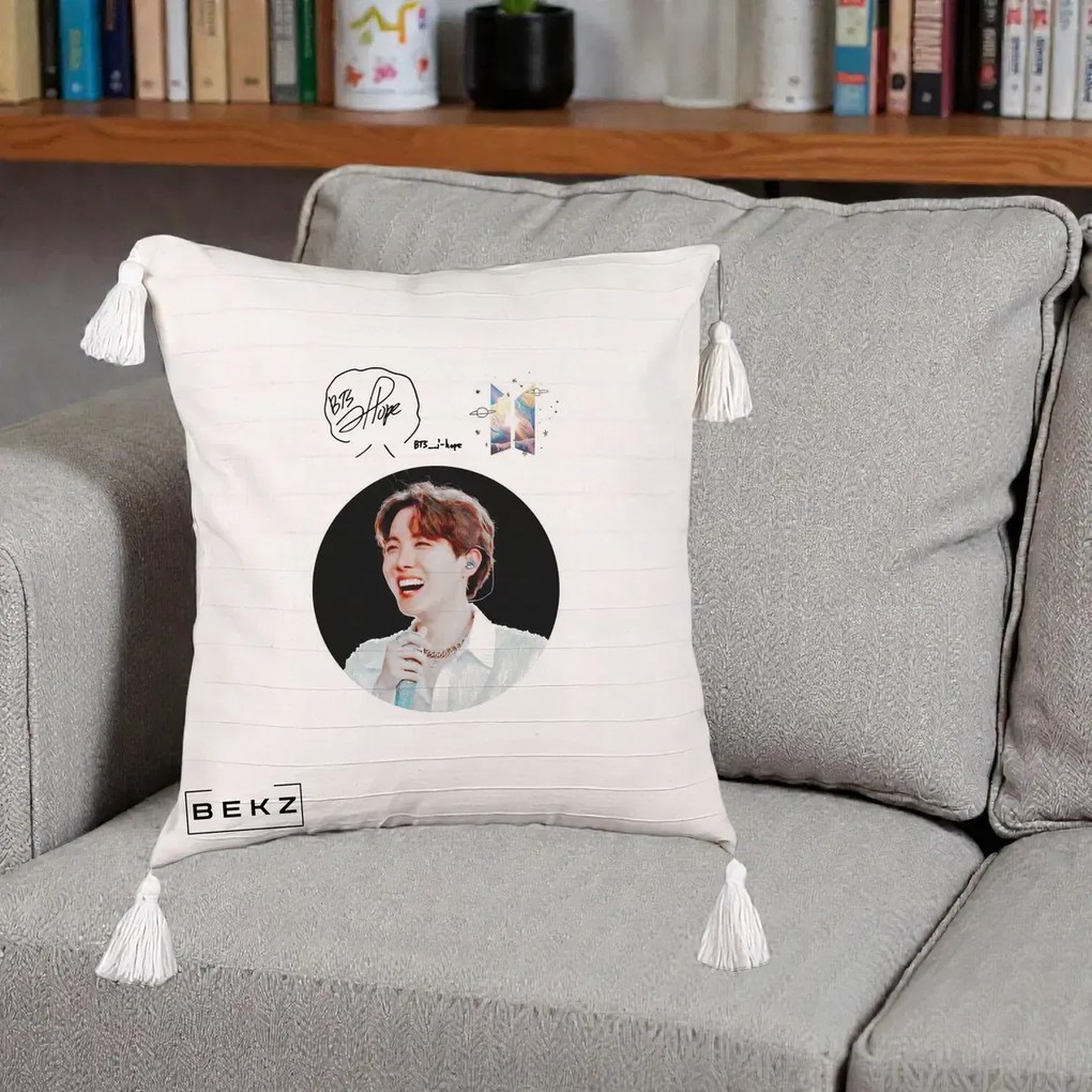 Perna Personalizata K-pop BTS J-Hope Portret cu Autograf, 40x40 cm, Bej cu Franjuri, Husa Detasabila, Perna Inclusa, BEKZ®