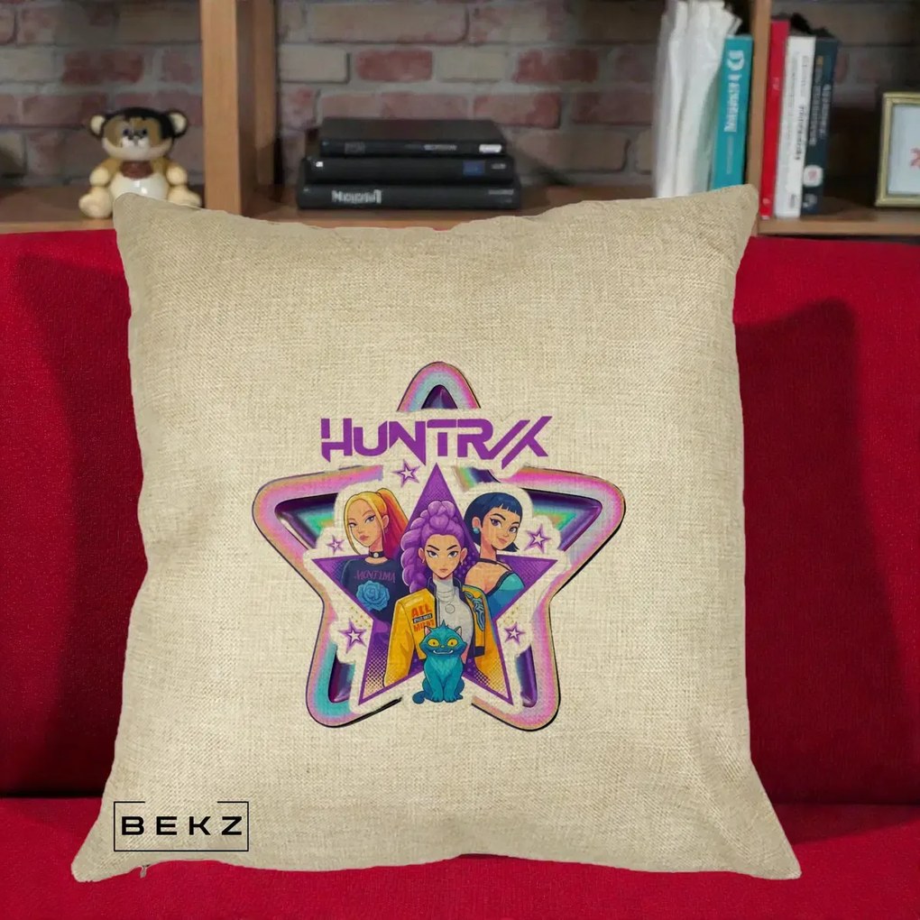 Perna Personalizata K-pop HUNTRX Trio Stea cu Pisica, 40x40 cm, Crem, Husa Detasabila, Perna Inclusa, BEKZ®