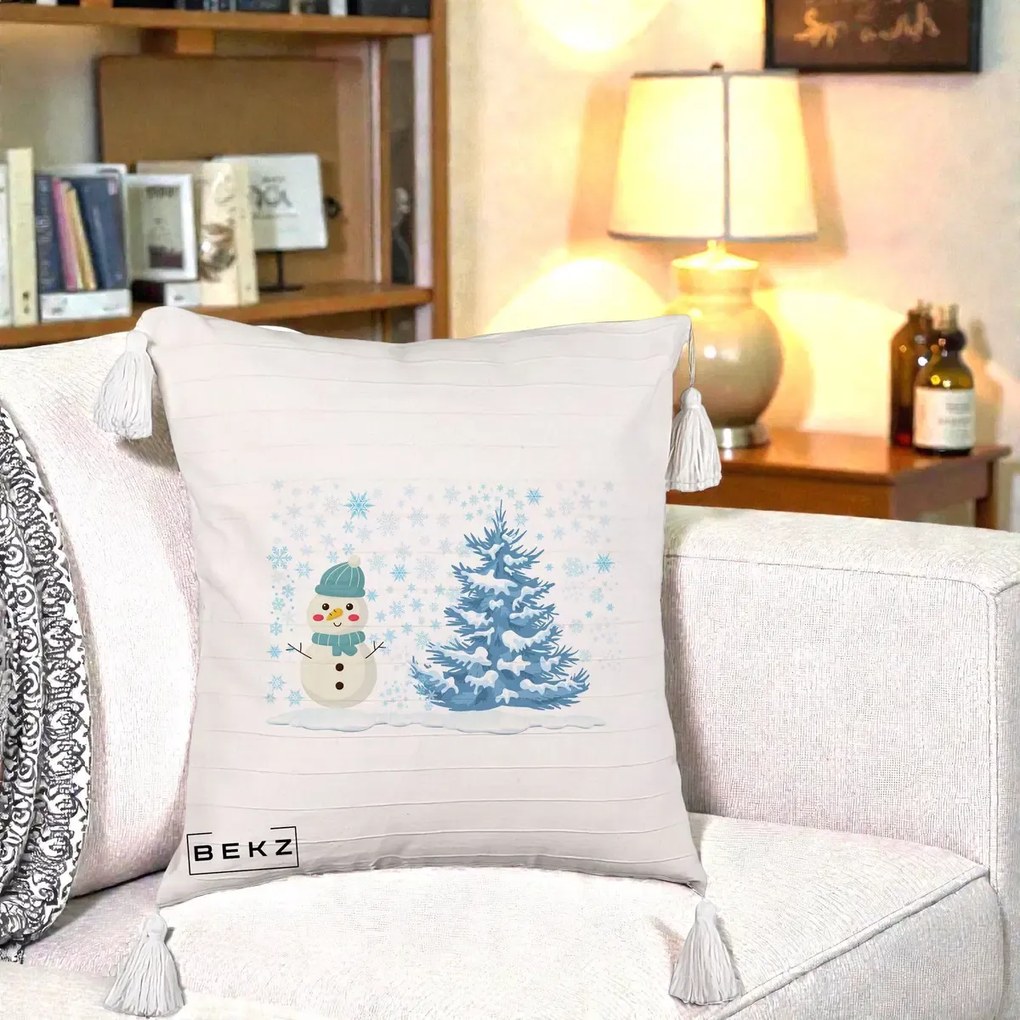 Perna Decorativa Om de Zapada si Brad Craciun, 40x40 cm, Bej cu Franjuri, Husa Detasabila, Perna Inclusa, BEKZ®