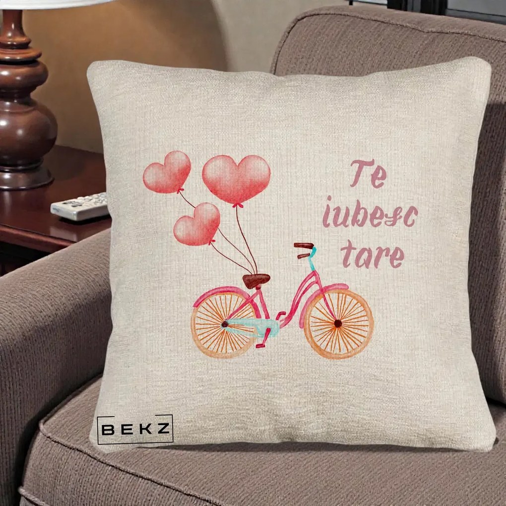Perna Decorativa Te Iubesc Tare cu Bicicleta Roz si Baloane Inima, 40x40 cm, Bej Canapea, Husa Detasabila, Perna Inclusa, BEKZ®