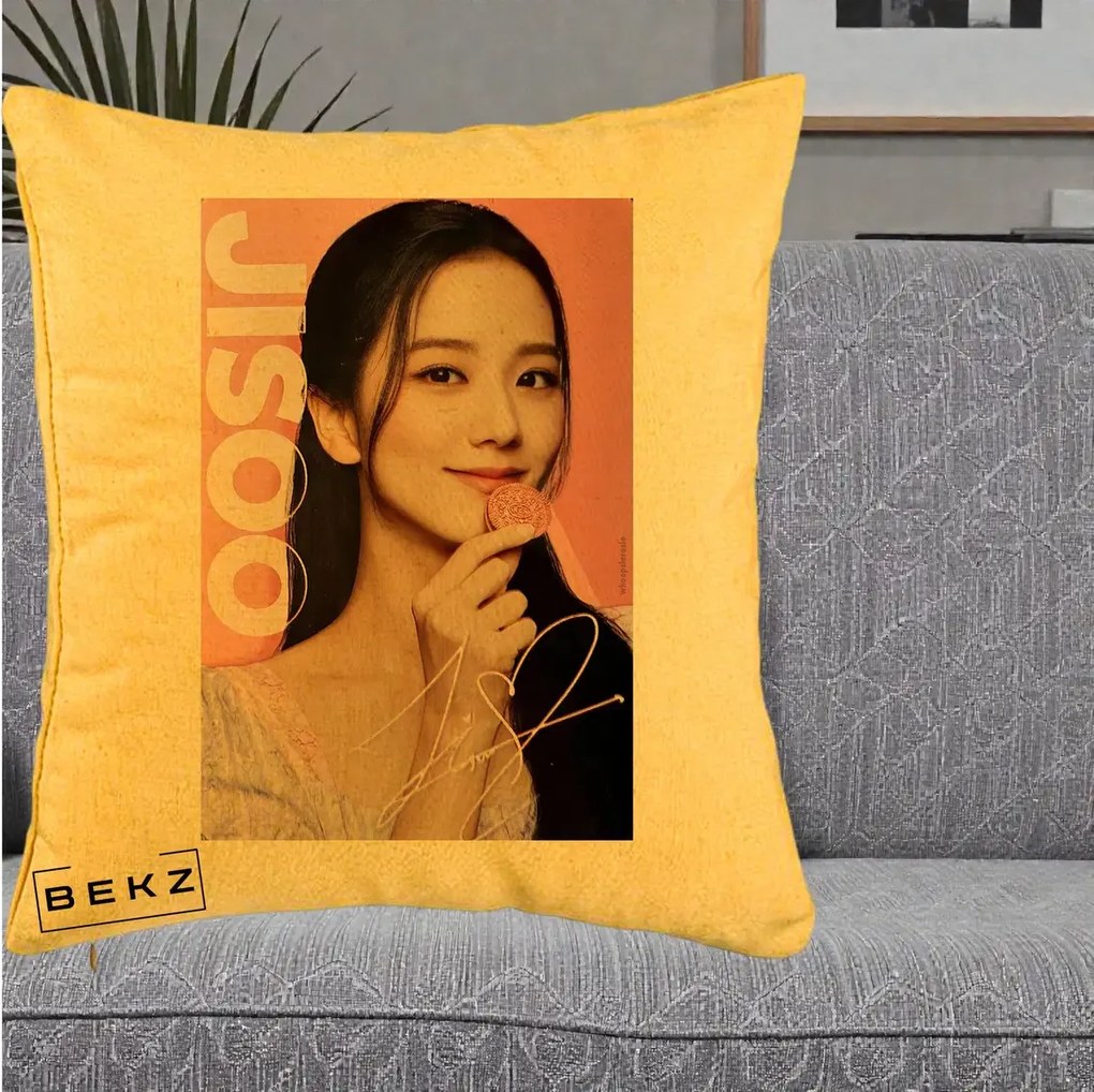Perna Personalizata K-pop BLACKPINK Jisoo cu Semnatura si Fond Roz, 40x40 cm, Galben, Husa Detasabila, Perna Inclusa, BEKZ®