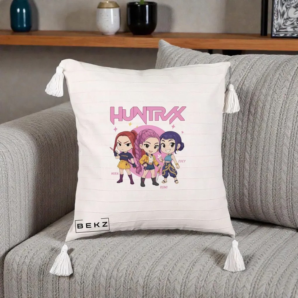 Perna Personalizata K-pop HUNTRX Trio Chibi cu Arme, 40x40 cm, Bej cu Franjuri, Husa Detasabila, Perna Inclusa, BEKZ®