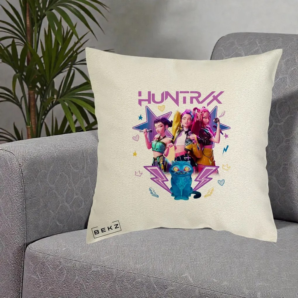Perna Personalizata K-pop HUNTRX Trio 3D cu Pisica Fulgere, 40x40 cm, Ecru, Husa Detasabila, Perna Inclusa, BEKZ®