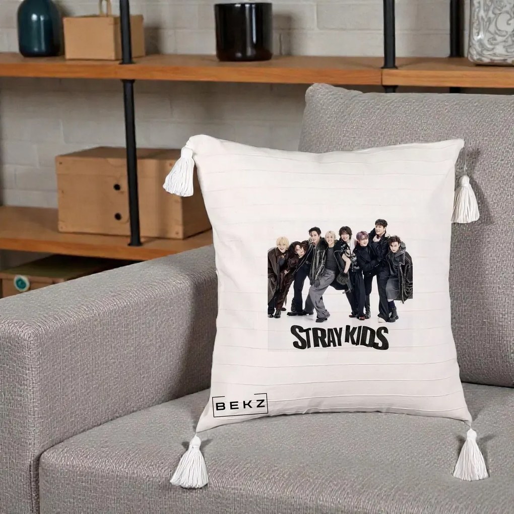 Perna Personalizata K-pop Stray Kids Outfit Negru, 40x40 cm, Bej cu Franjuri, Husa Detasabila, Perna Inclusa, BEKZ®