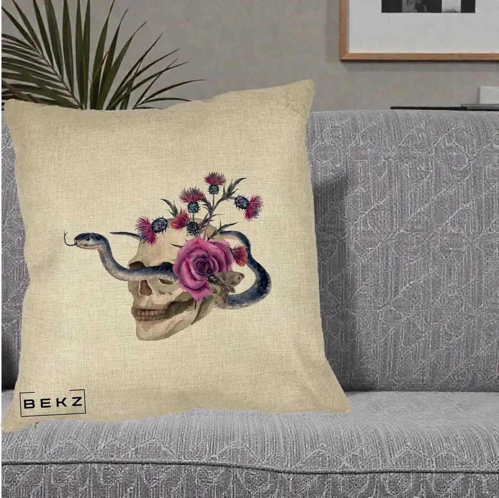 Perna Decorativa Craniu cu Sarpe si Trandafiri Gothic, 40x40 cm, Crem, Husa Detasabila, Perna Inclusa, BEKZ®