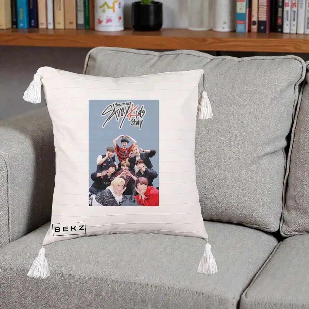 Perna Personalizata K-pop Stray Kids You Make Stray Kids Stay cu Foto Grup, 40x40 cm, Bej cu Franjuri, Husa Detasabila, Perna Inclusa, BEKZ®