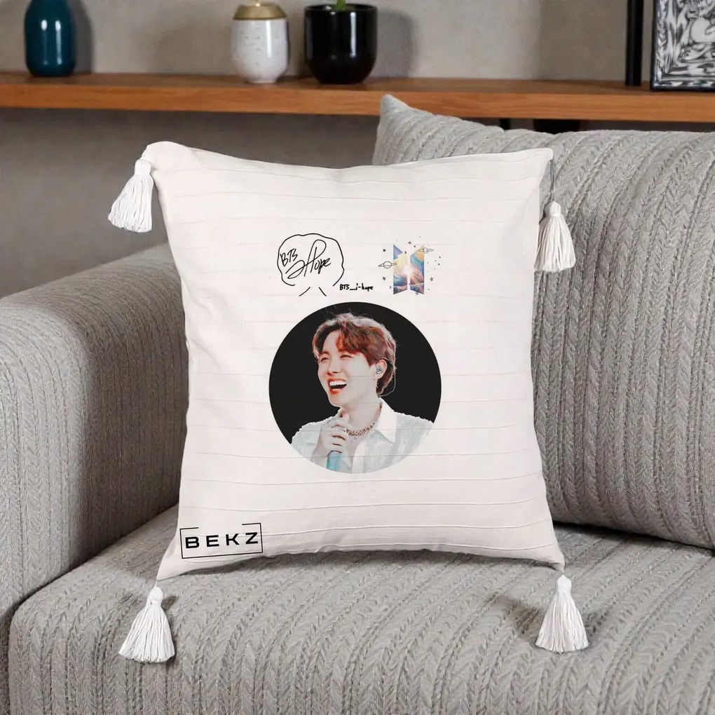 Perna Personalizata K-pop BTS J-Hope Portret cu Autograf, 40x40 cm, Bej cu Franjuri, Husa Detasabila, Perna Inclusa, BEKZ®