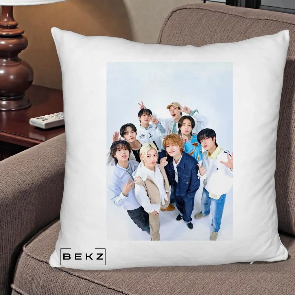 Perna Personalizata K-pop Stray Kids Foto Grup Alb cu 8 Membrii de Sus, 40x40 cm, Alb Pufos, Husa Detasabila, Perna Inclusa, BEKZ®