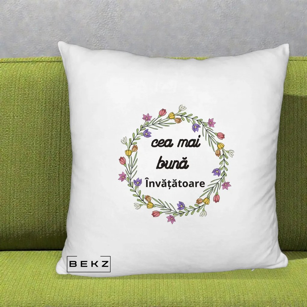 Cadou pentru Invatatoare - Perna Personalizata Cea mai Buna Invatatore cu Coronita Florala Colorata, 40x40 cm, Alb Pufos, Husa Detasabila, Perna Inclusa, BEKZ®