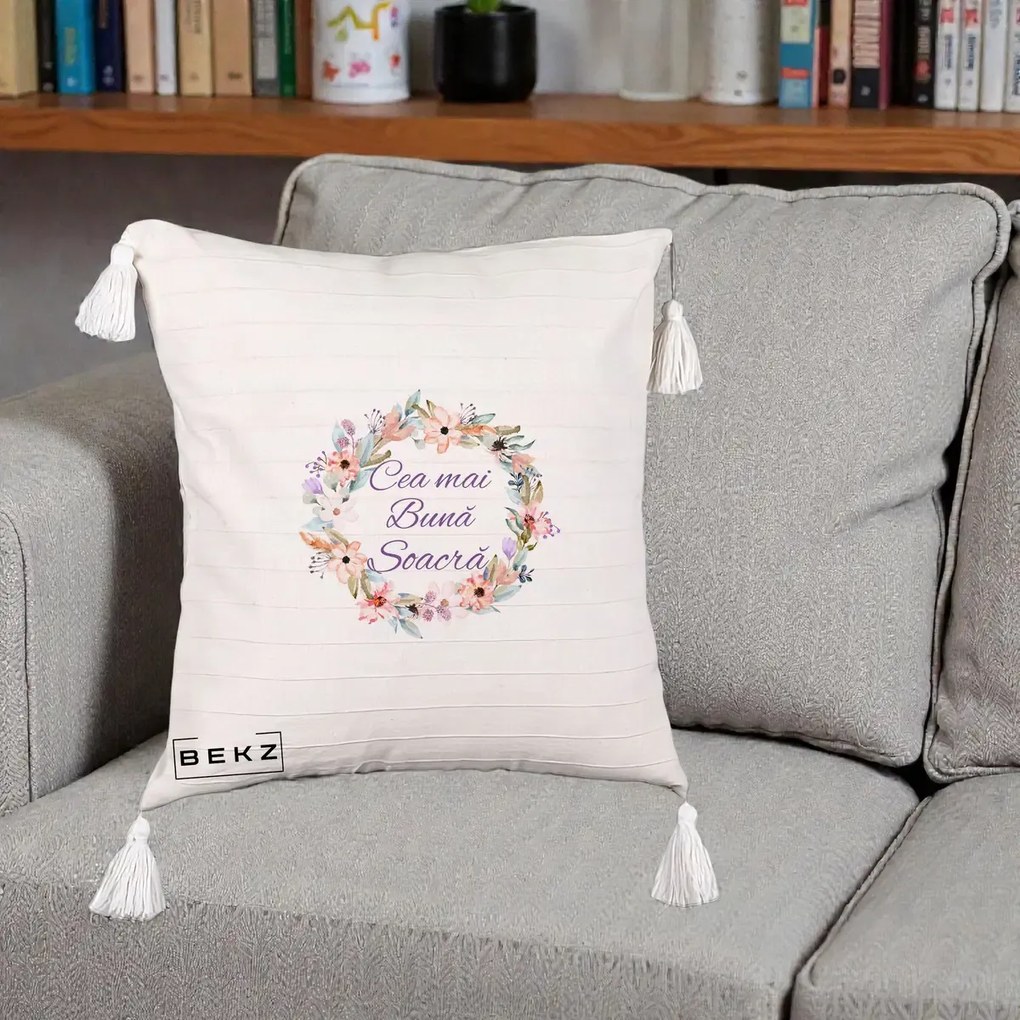 Cadou pentru Soacra - Perna Personalizata Cea mai Buna Soacra cu Coronita Flori Boho Pastel, 40x40 cm, Bej cu Franjuri, Husa Detasabila, Perna Inclusa, BEKZ®