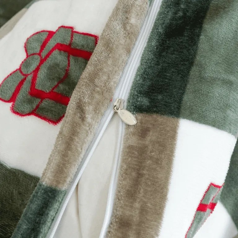 Set lenjerie cocolino CHRISTMAS SOCKS verzi + cearsaf Cocolino microplus cu elastic SOFT 180x200 cm alb, pat dublu