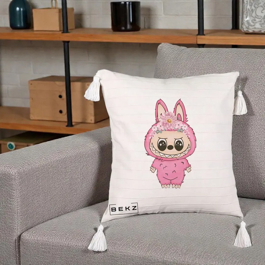 Perna Personalizata Labubu Roz cu Coroana Florala, 40x40 cm, Bej cu Franjuri, Husa Detasabila, Perna Inclusa, BEKZ®