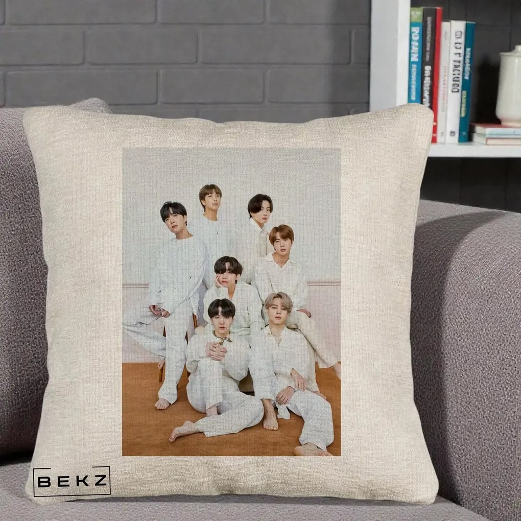 Perna Personalizata K-pop BTS Foto Grup All-White Elegant, 40x40 cm, Bej Canapea, Husa Detasabila, Perna Inclusa, BEKZ®
