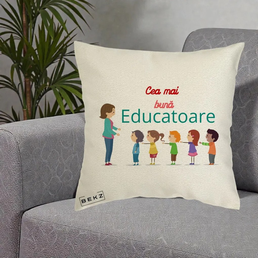 Cadou pentru Educatoare - Perna Personalizata Cea mai Buna Educatoare cu Ilustratie Copii si Educatoare, 40x40 cm, Ecru, Husa Detasabila, Perna Inclusa, BEKZ®