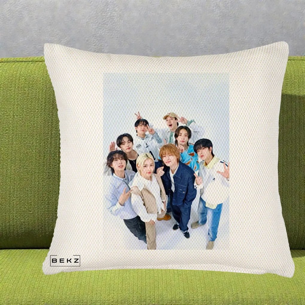 Perna Personalizata K-pop Stray Kids Foto Grup Alb cu 8 Membrii de Sus, 40x40 cm, Crem Reliefat, Husa Detasabila, Perna Inclusa, BEKZ®