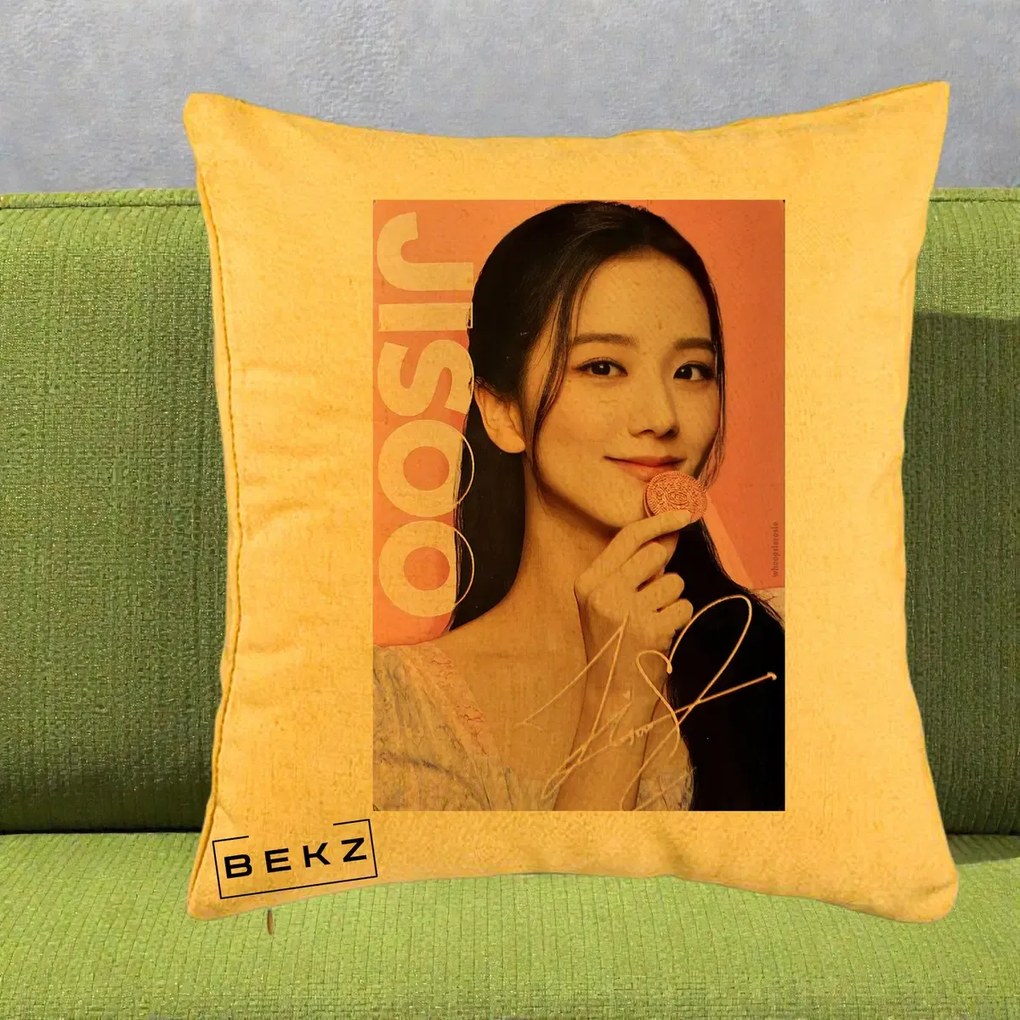 Perna Personalizata K-pop BLACKPINK Jisoo cu Semnatura si Fond Roz, 40x40 cm, Galben, Husa Detasabila, Perna Inclusa, BEKZ®