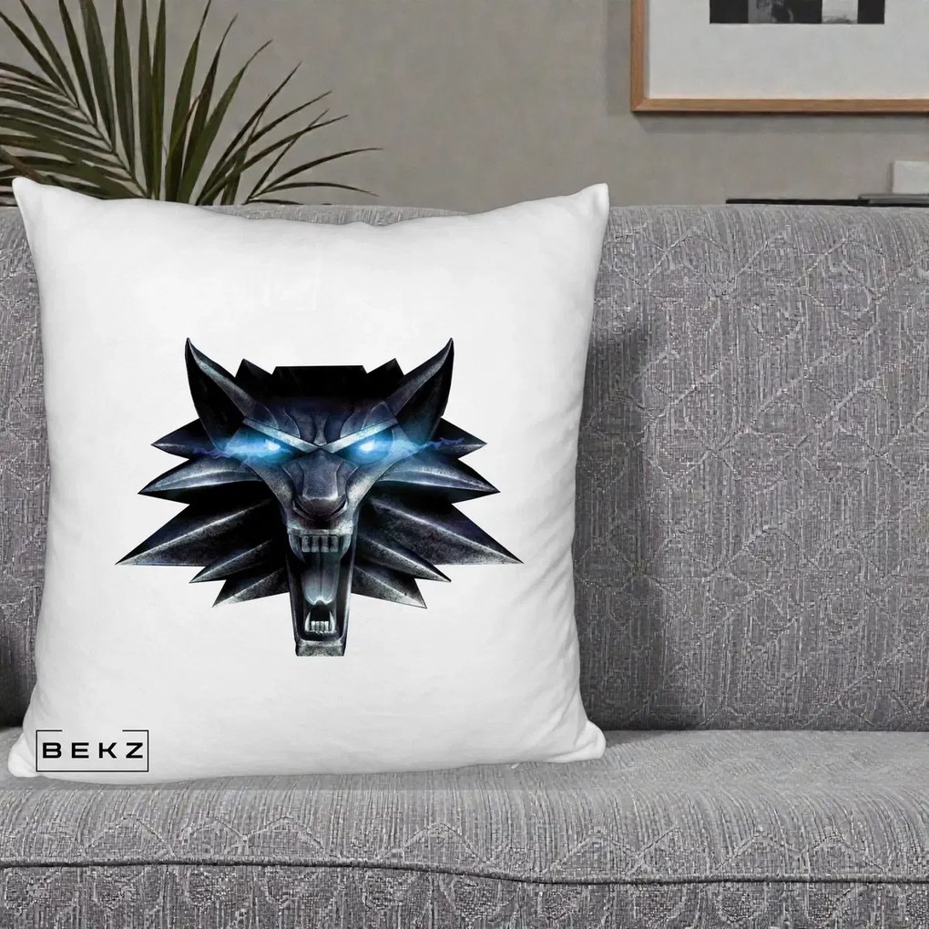 Perna Decorativa The Witcher Wolf Head, 40x40 cm, Alb Pufos, Husa Detasabila, Perna Inclusa, BEKZ®