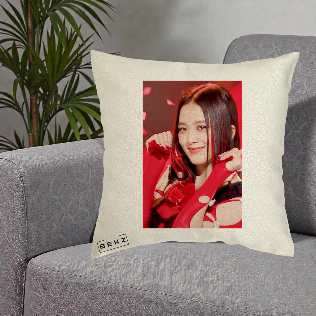 Perna Personalizata K-pop BLACKPINK Jisoo Rosu, 40x40 cm, Ecru, Husa Detasabila, Perna Inclusa, BEKZ®