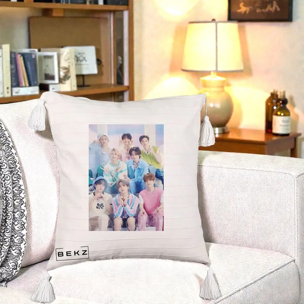 Perna Personalizata K-Pop Grup Foto Pasteluri cu 8 Artisti, 40x40 cm, Bej cu Franjuri, Husa Detasabila, Perna Inclusa, BEKZ®